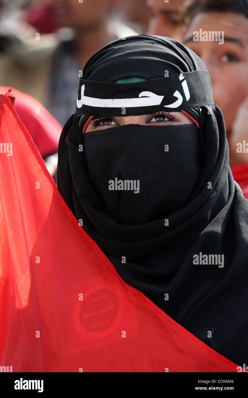 Muslimische Frauen mit ägyptische Flagge tragen volle Burka Kleidungsstück bei einer Demonstration auf dem Tahrir-Platz in Kairo, Ägypten Stockfoto