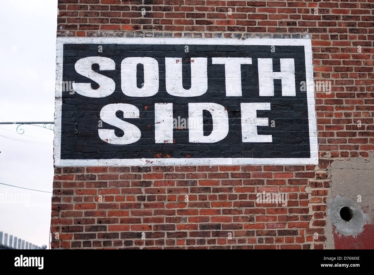 Eine bemalte Schild auf der Seite ein Backsteingebäude, die "Südseite" in Brooklyn, New York City. Stockfoto