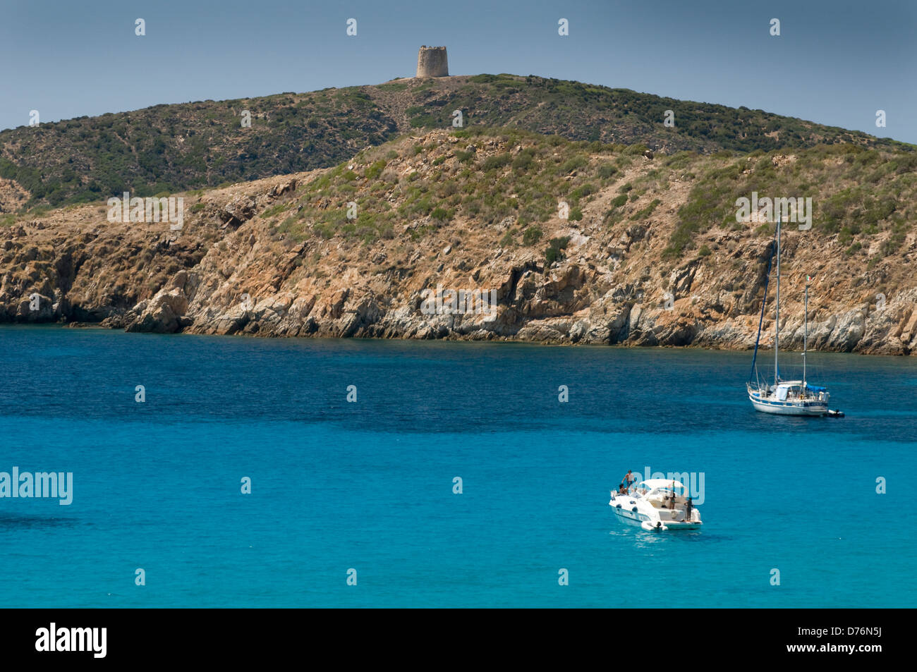 Yachten und Touristen genießen Sie das klare Wasser des Meeres in der Nähe von Tuerredda Strand, Küste von Teulada, Cagliari, Sardinien, Italien Stockfoto