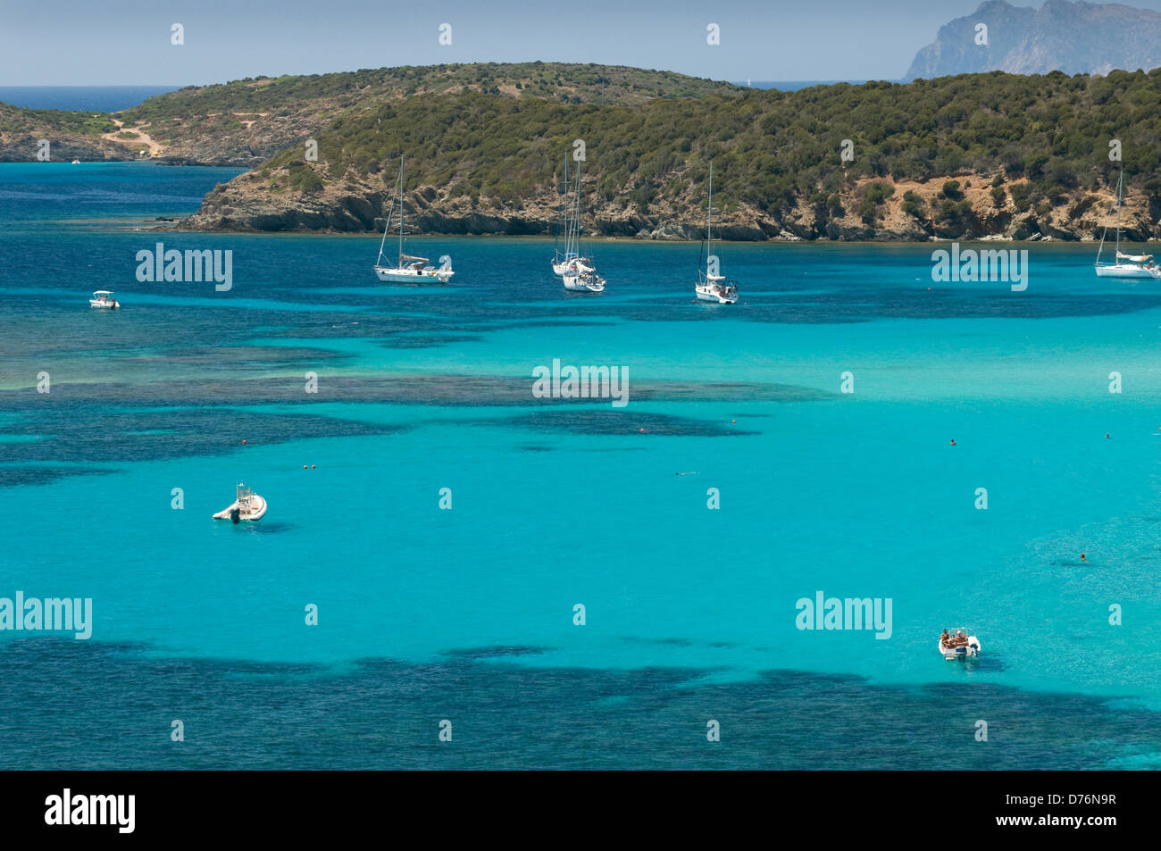 Yachten und Touristen genießen Sie das klare Wasser des Meeres in der Nähe von Tuerredda Strand, Küste von Teulada, Cagliari, Sardinien, Italien Stockfoto