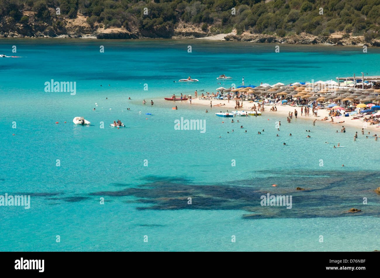 Touristen genießen Sie das klare Wasser des Meeres am Strand von Tuerredda, auf der Küste von Teulada, Provinz von Cagliari, Sardinien, Italien Stockfoto