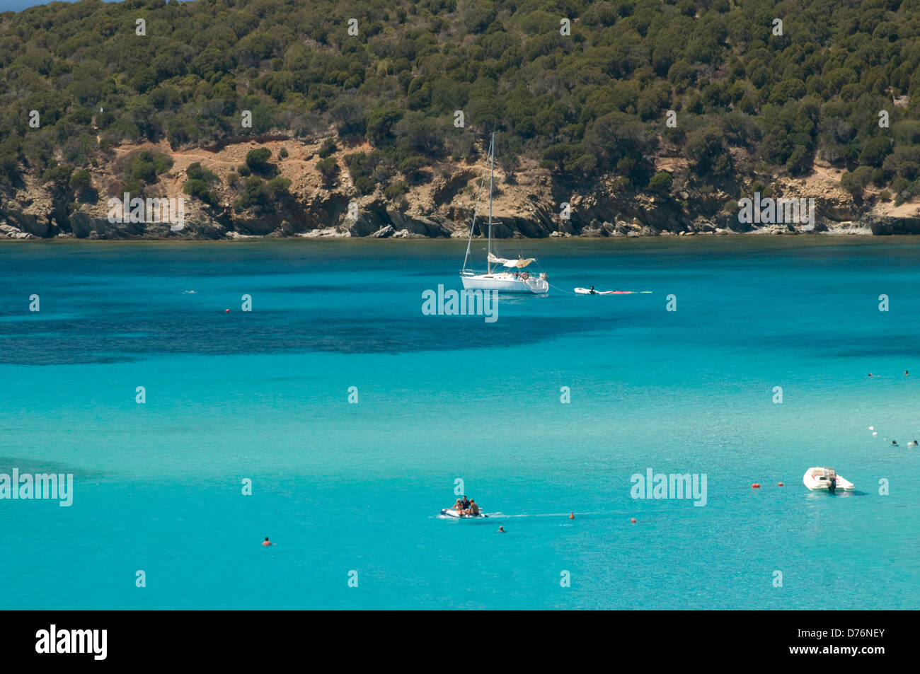 Yachten und Touristen genießen Sie das klare Wasser des Meeres in der Nähe von Tuerredda Strand, Küste von Teulada, Cagliari, Sardinien, Italien Stockfoto