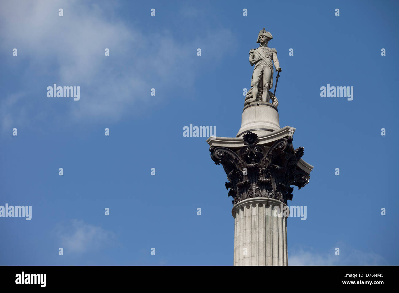 Nelsons Column Trafalgar Square an einem sonnigen Tag vor blauem Himmel Stockfoto