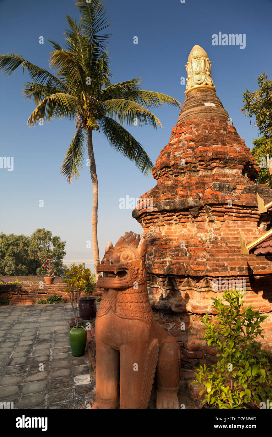 Winzige Stupa und Löwen in der Nähe des Irrawaddy in Bagan, Myanmar Stockfoto