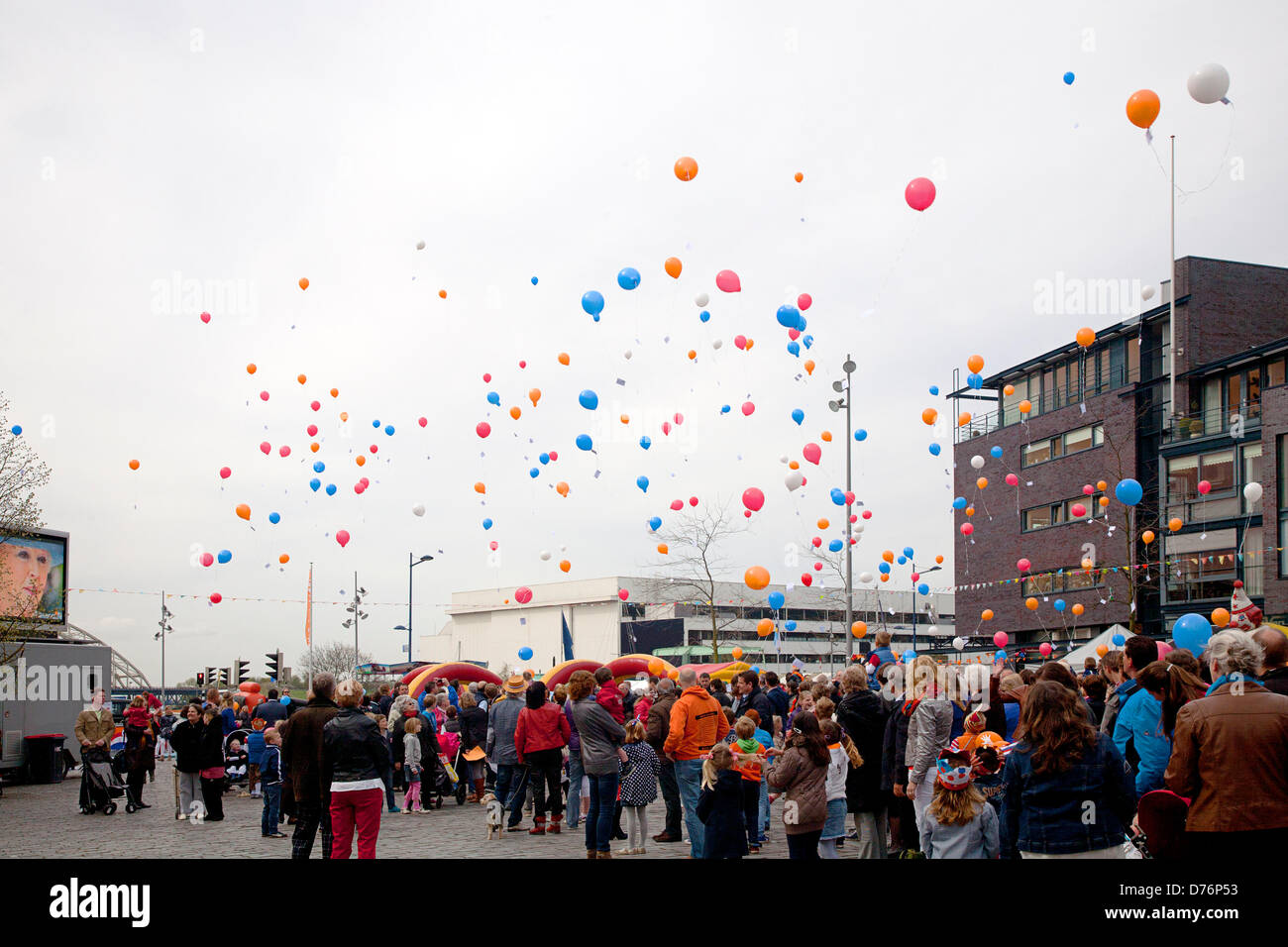 Kinder fliegen Luftballons in den Nationalfarben als Teil der Feier der Einweihung des König Willem-Alexander am 30. April 2013, Alblasserdam, Süd-Holland, Niederlande Stockfoto