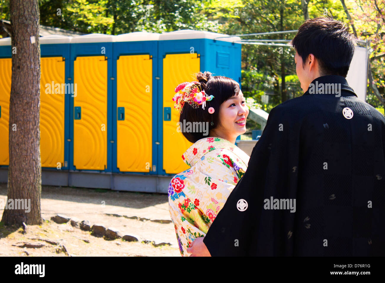 Glücklich lächelnde junge japanische paar in Japan am Tag Stockfoto