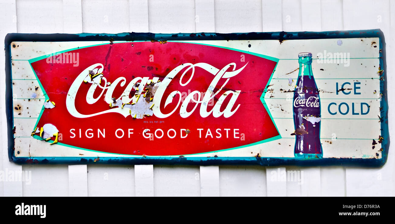 Altes Coca Cola Schild an der Seite eines Gebäudes. Stockfoto