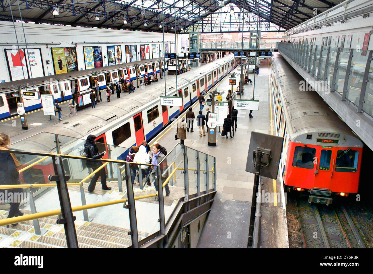 Earls Court, London. Unterirdische u-Bahnstation Bahnsteig auf den District und Piccadilly Linien Stockfoto