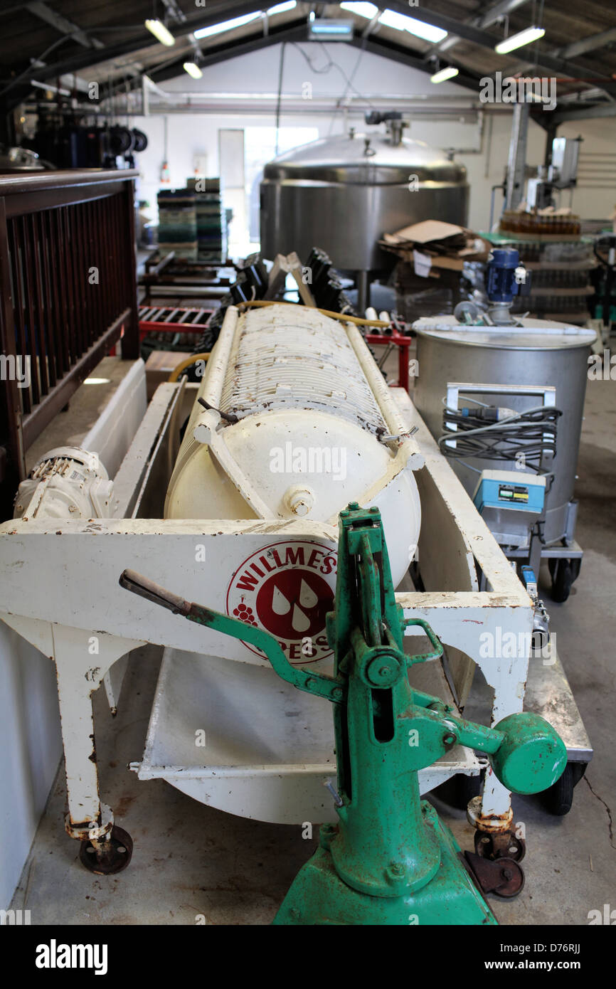 Beerenobst-Presse bei Healeys Cornish Cyder Farm, Cornwall, UK Stockfoto