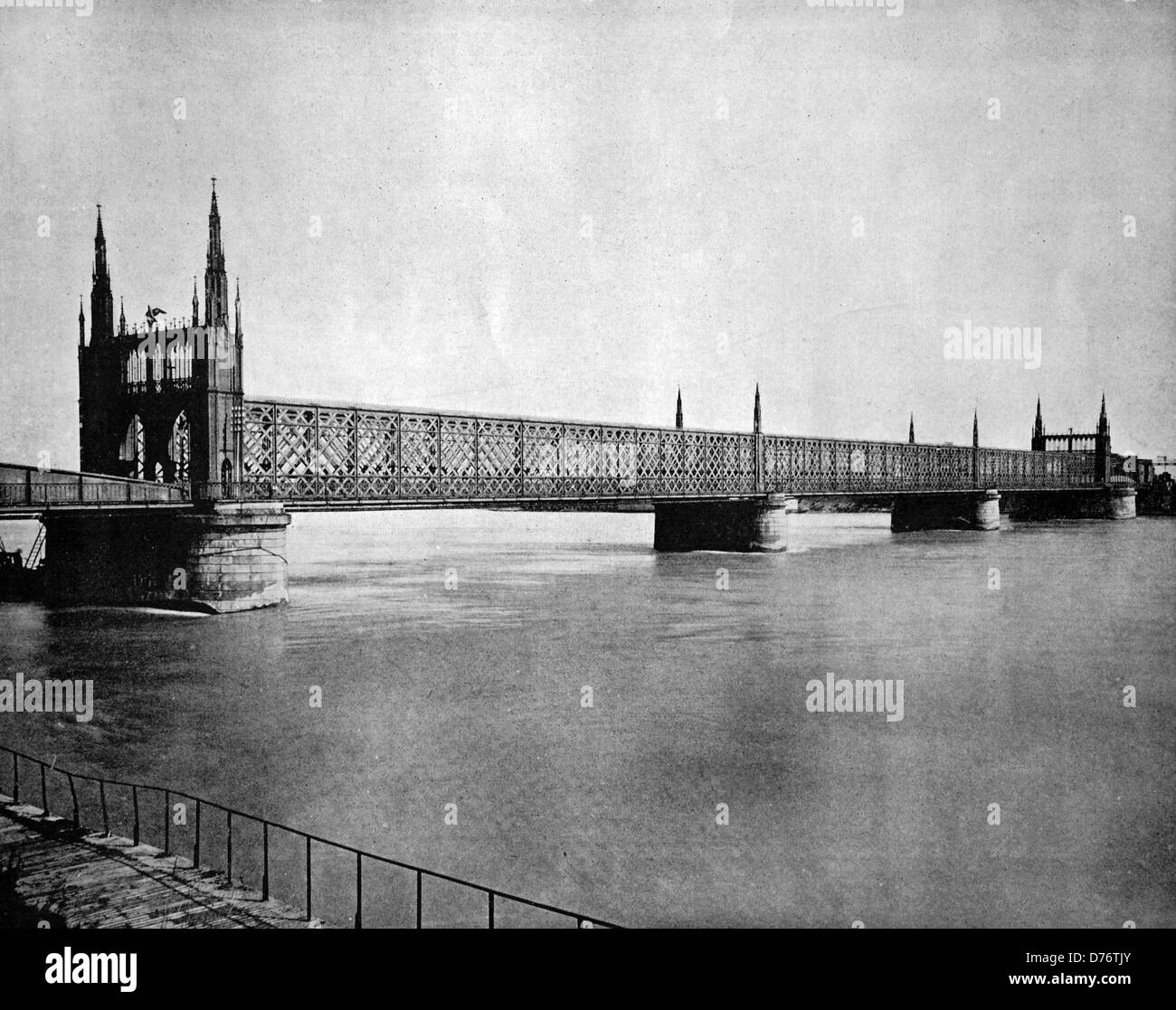 Frühe Autotype der Eisenbahnbrücke zwischen Kehl, Baden-Württemberg, Deutschland, und Straßburg, Elsass, Frankreich, 1880 Stockfoto