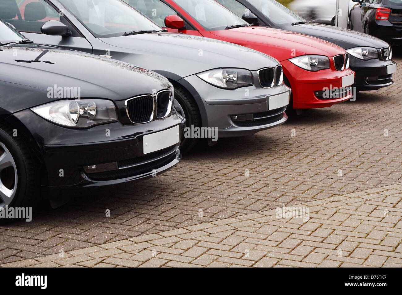 Zeile des Prestiges Gebrauchtwagen für den Verkauf im Einzelhandel in einem Motorenhändler Hof zeigt dasselbe Modell in verschiedenen Farben Stockfoto