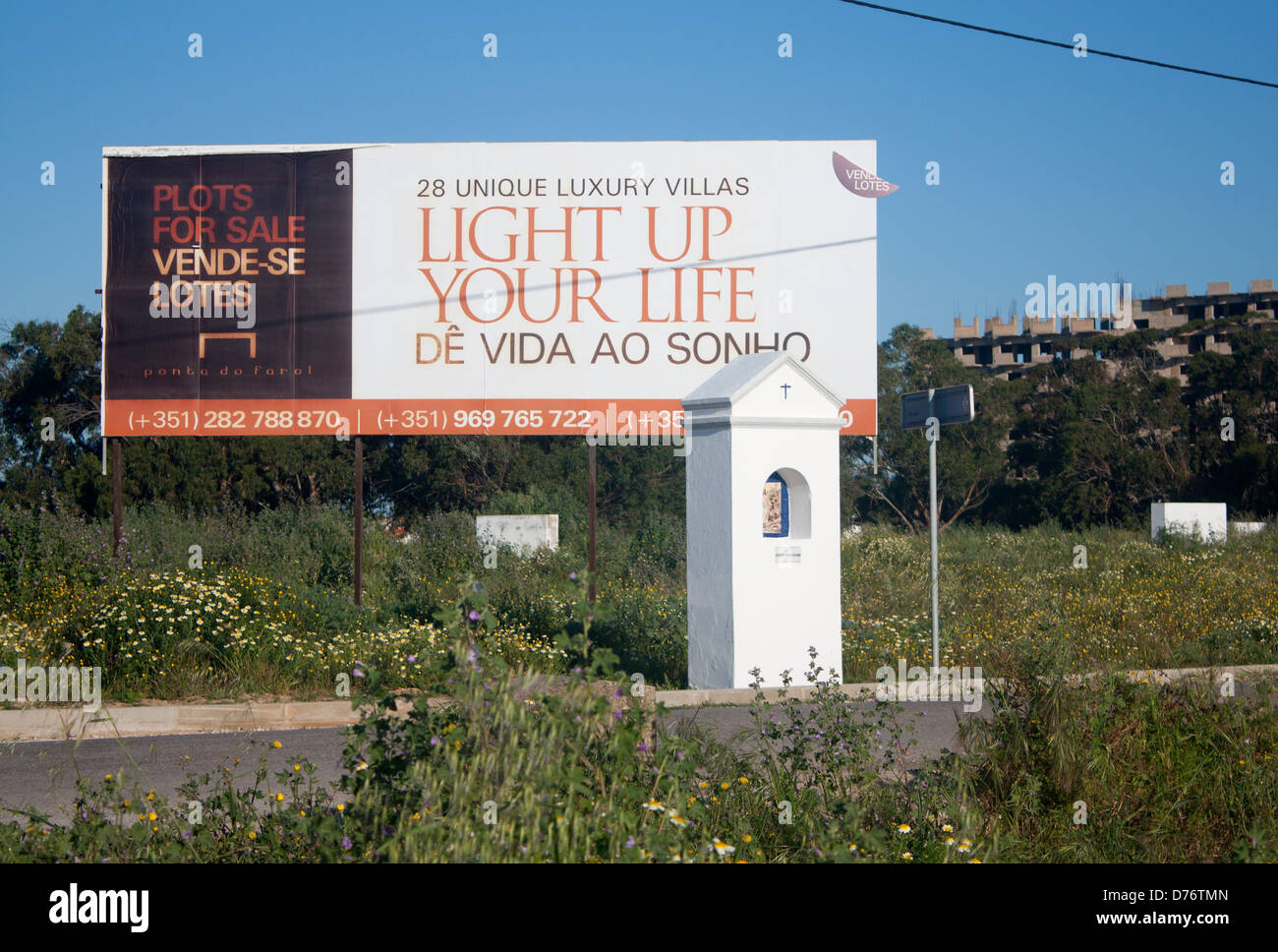 Portugals Rezession Board Werbung Luxus Villa Immobilienentwicklung, die seit Lagos Algarve Portugal gescheitert Stockfoto