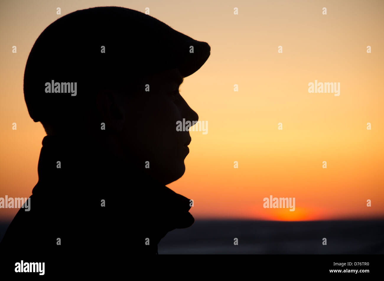 Der Mann bei Sonnenuntergang. Kontur, Schatten Bild bei Sonnenuntergang Stockfoto