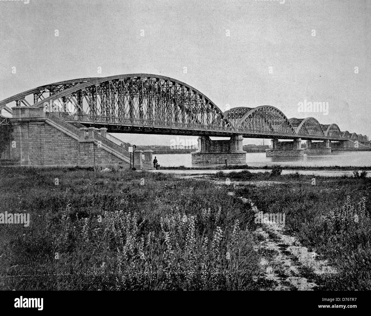 Frühe Autotype, Eisenbahnbrücke über die Elbe, Deutschland, 1880, 1880 Stockfoto