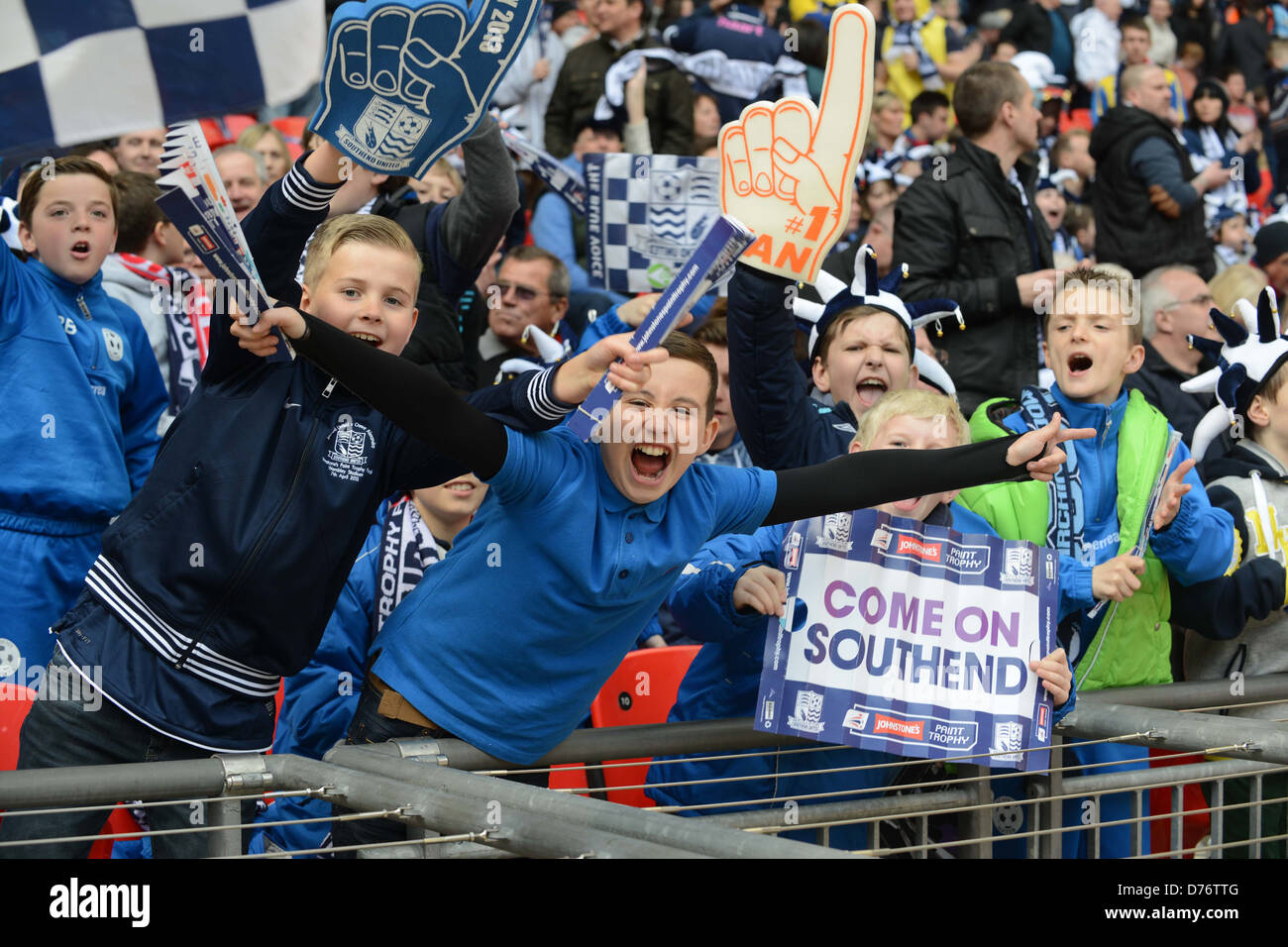 Junge Fußballfans Fans von Southend im Wembley Stadium Stockfoto