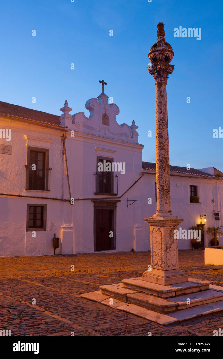 18. Jahrhundert Pranger und (Kirche) Igreja da Misericordia in der Dämmerung / Dämmerung / Abend / Nacht Monsaraz Alentejo Portugal Stockfoto