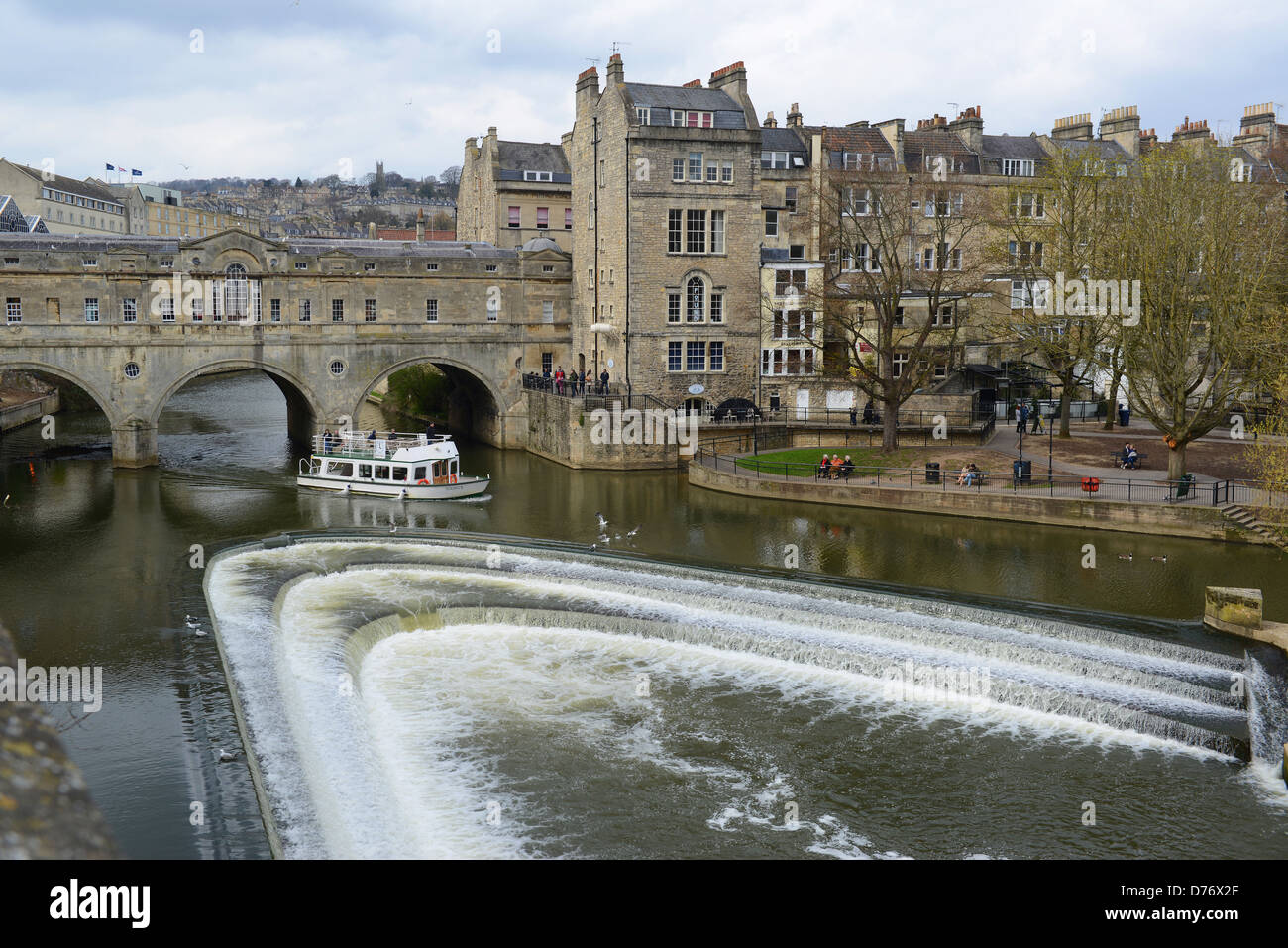 Der Fluss Avon und Wehr im Bad Stockfoto