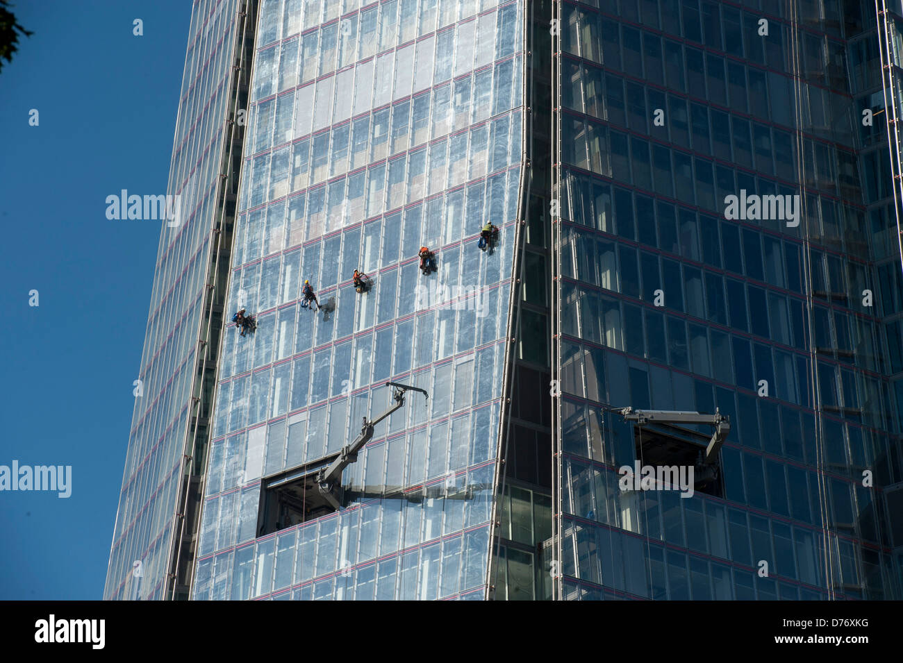 fünf Abseilen Fenster Reiniger The Shard baumelt Stockfoto