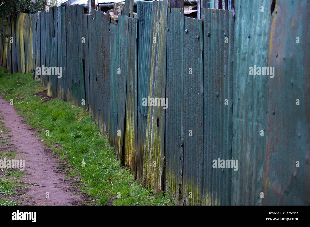 Wellblech-Zaun Stockfoto