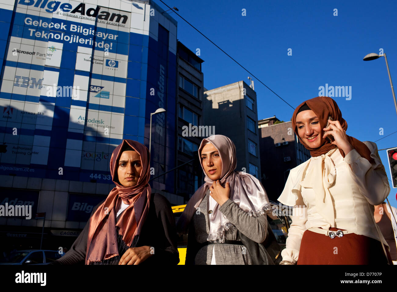 Junge Mode türkische muslimische Frauen auf er Straße des Viertels Kadiköy, Istanbul, Türkei. Stockfoto