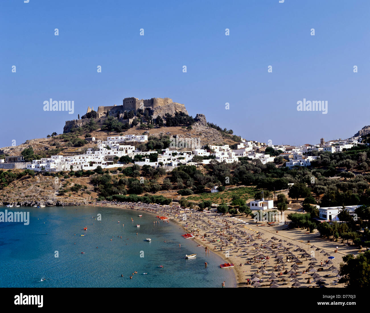 8639. Strand, Stadt & Burg, Lindos, Rhodos, Griechenland, Europa Stockfoto