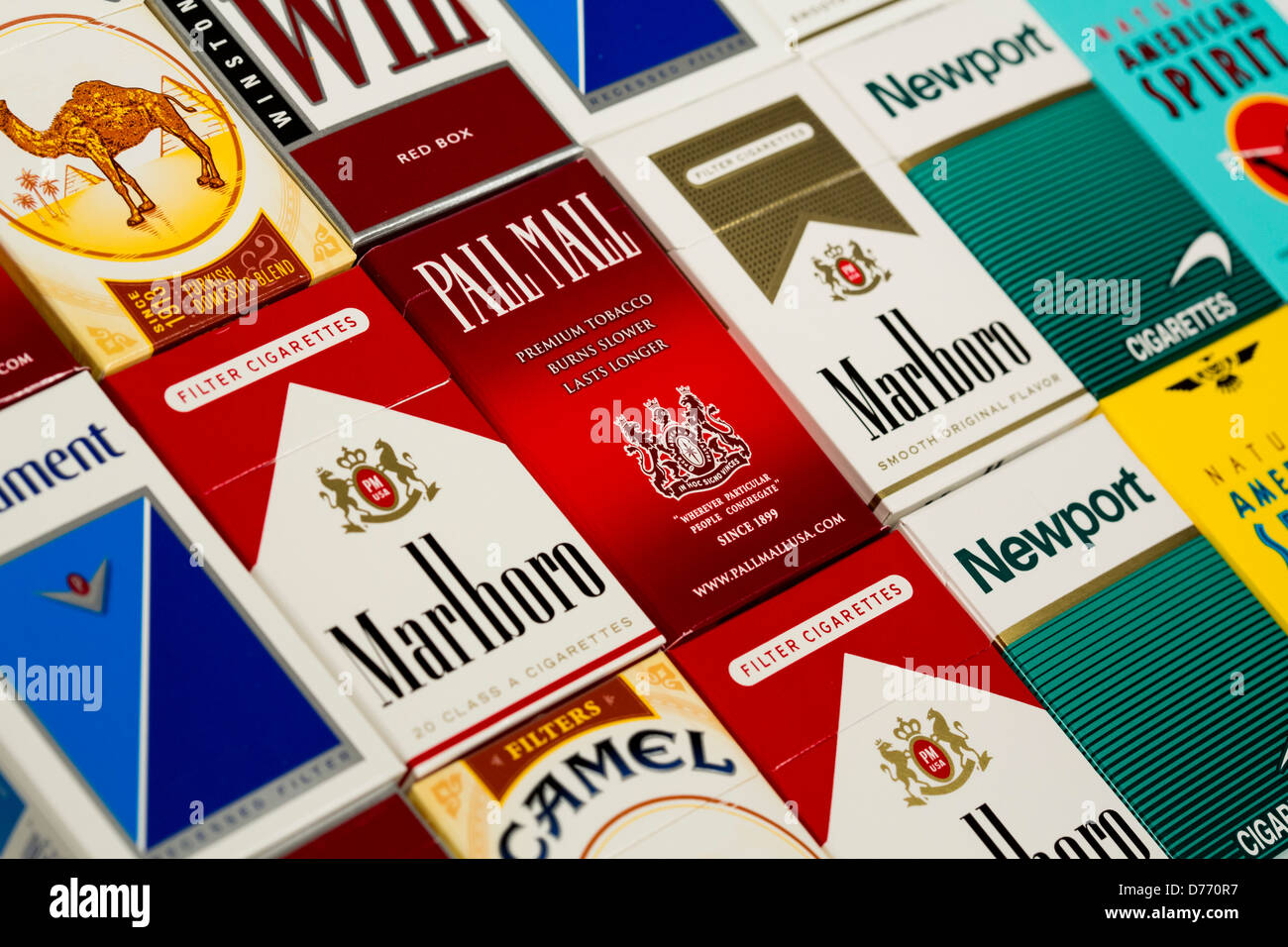 Verschiedene Schachteln Zigaretten. Marlboro, Pall Mall, Winston, Camel, Parlament, Newport, American Spirit. Stockfoto