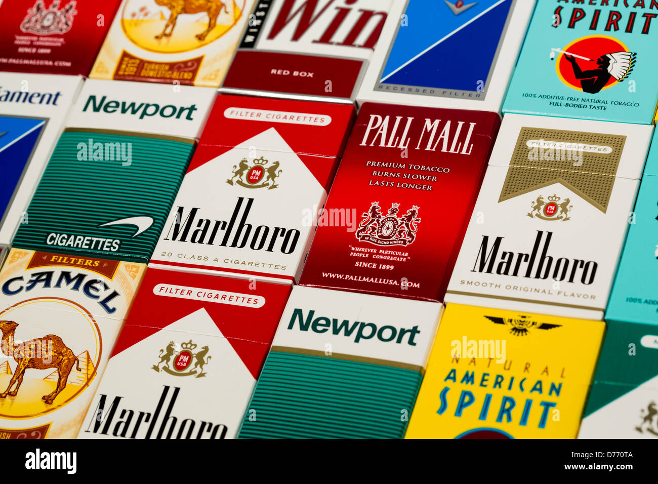 Verschiedene Schachteln Zigaretten. Marlboro, Pall Mall, Winston, Camel, Parlament, Newport, American Spirit. Stockfoto