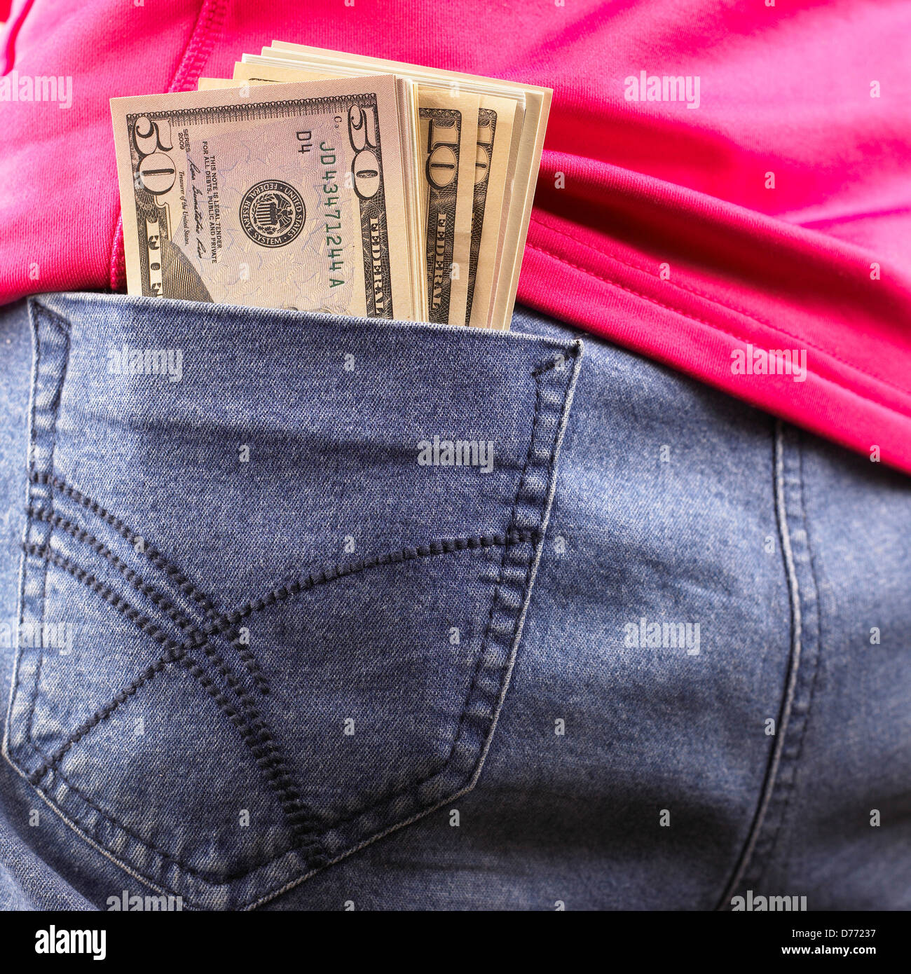 US-Dollar-Banknoten herausragen Gesäßtasche Demin Jeans Stockfoto