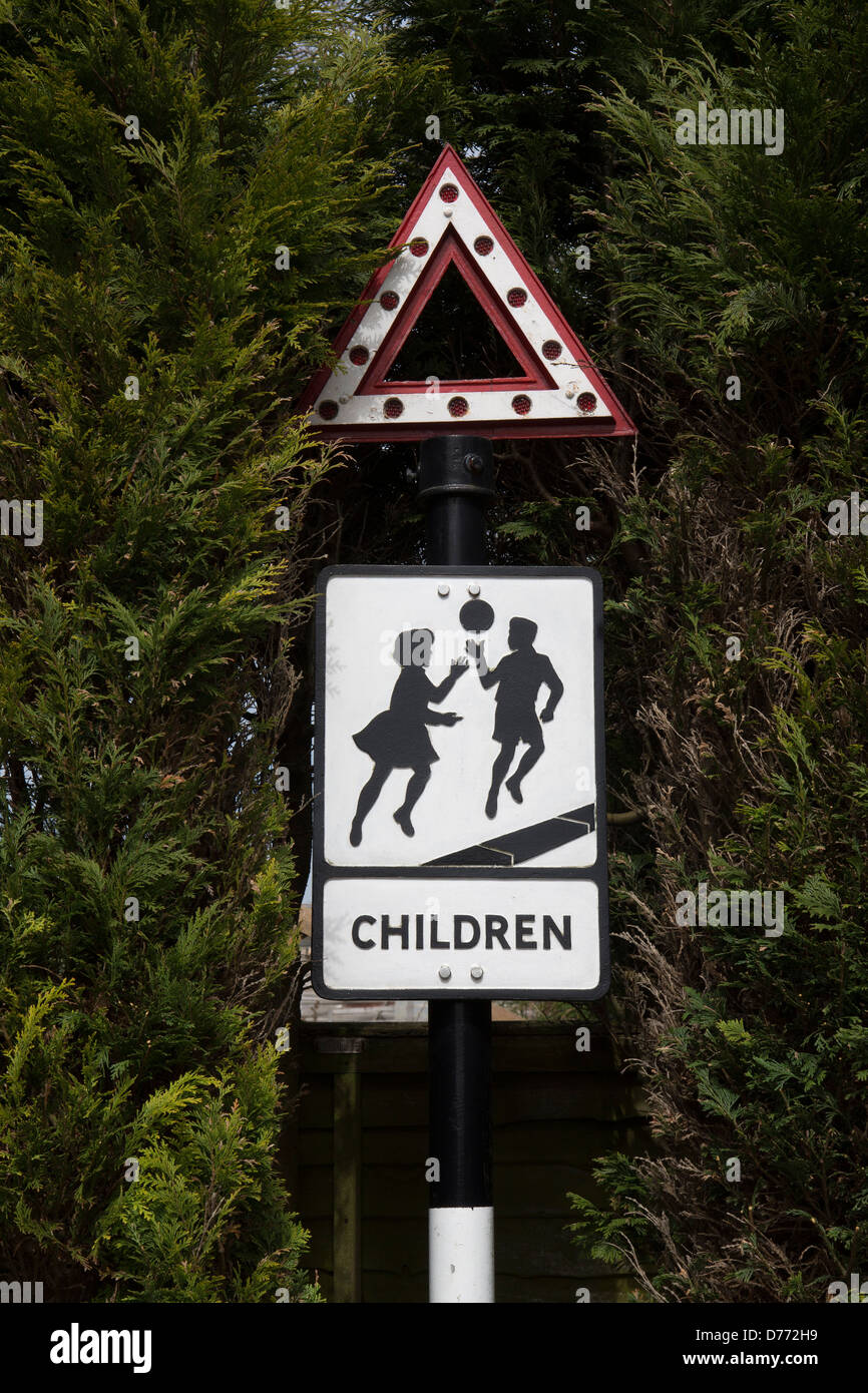 Ein Bild zeigt eine alte Kinder Kreuzung Verkehrszeichen. Stockfoto