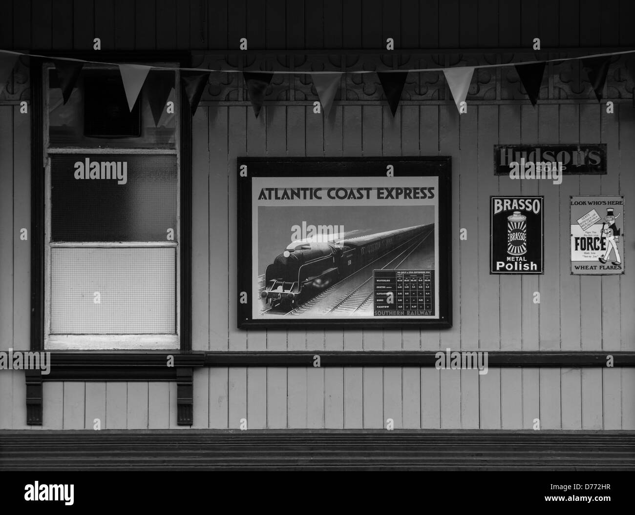 Eine monochrome Szene ein Bahnhofsgebäude der Bluebell Railway anzeigen einschließlich der Atlantic Coast Express zeigt. Stockfoto