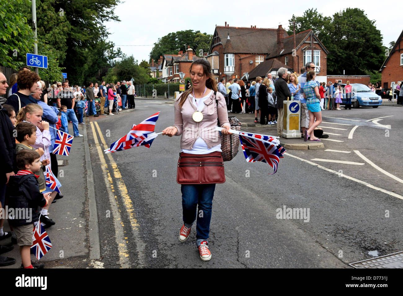 8687. Olympic Torch Relay, Flagge Verkäufer, Sturry, Kent, England, UK, Europa Stockfoto