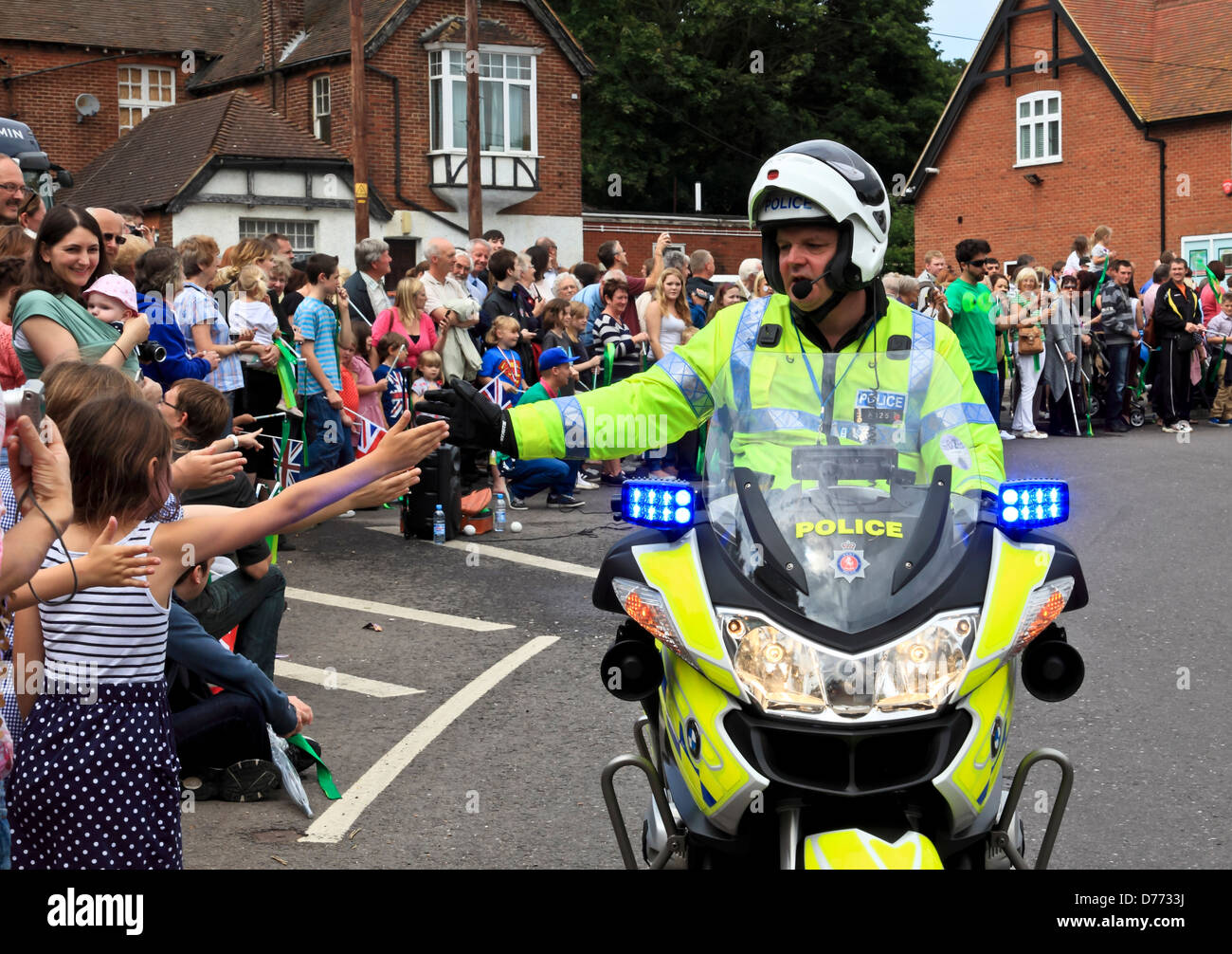 8689. Olympic Torch Relay, High Fives mit Polizei Motorradfahrer, Sturry, Kent, England, UK, Europa Stockfoto