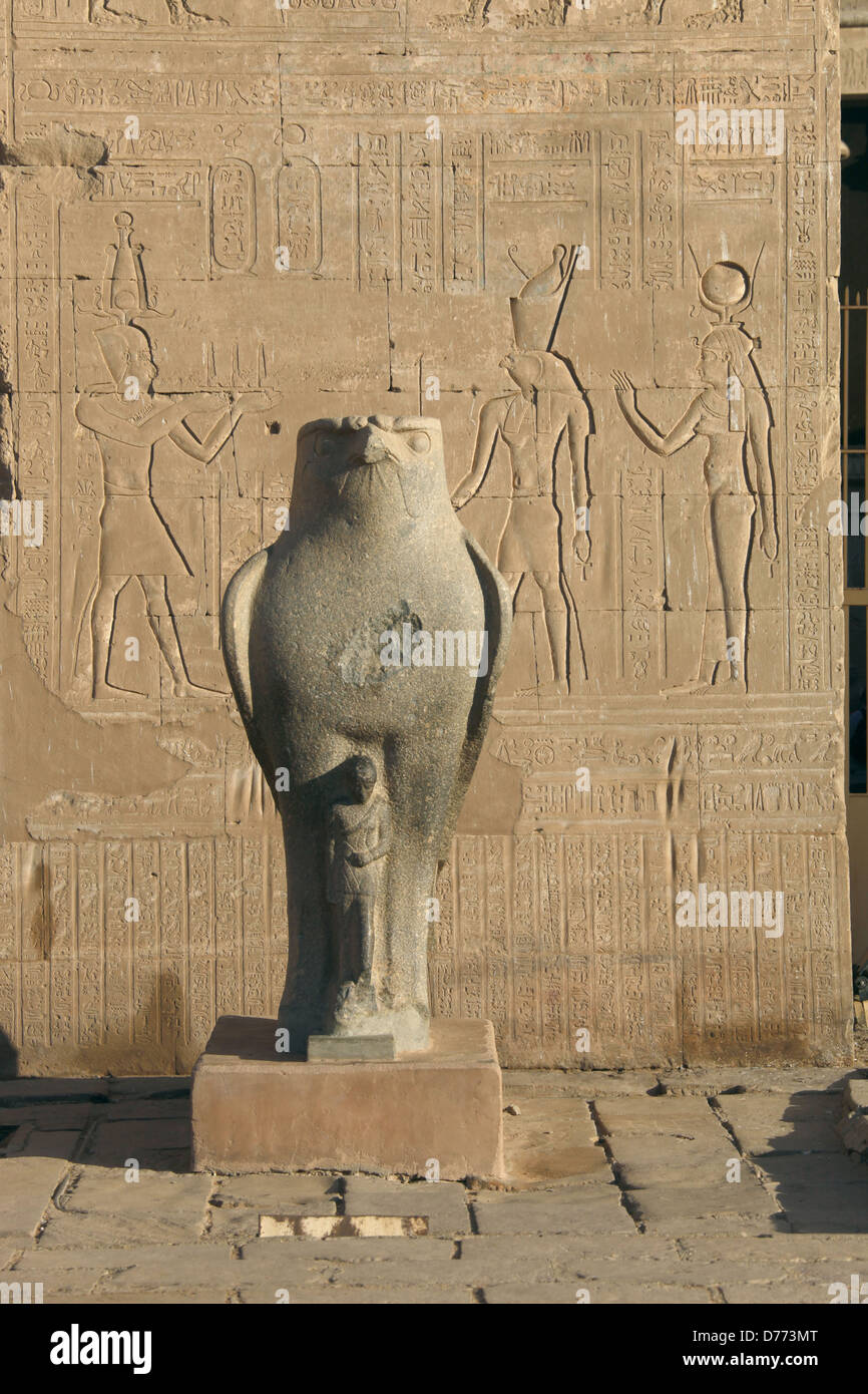 GRANITSTATUE des FALCON Gott HORUS EDFU Ägypten 9. Januar 2013 Stockfoto