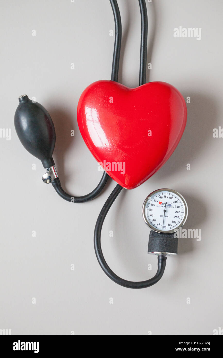 Herz mit Blutdruckmanschette Stockfoto