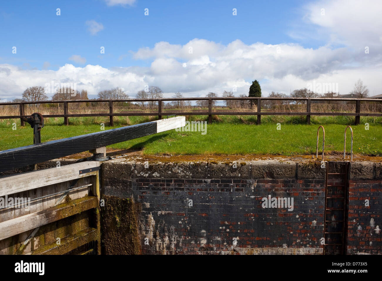 Eine Kanal-Lock-Mechanismus in herrlicher Natur unter blauem Himmel im Frühling Stockfoto