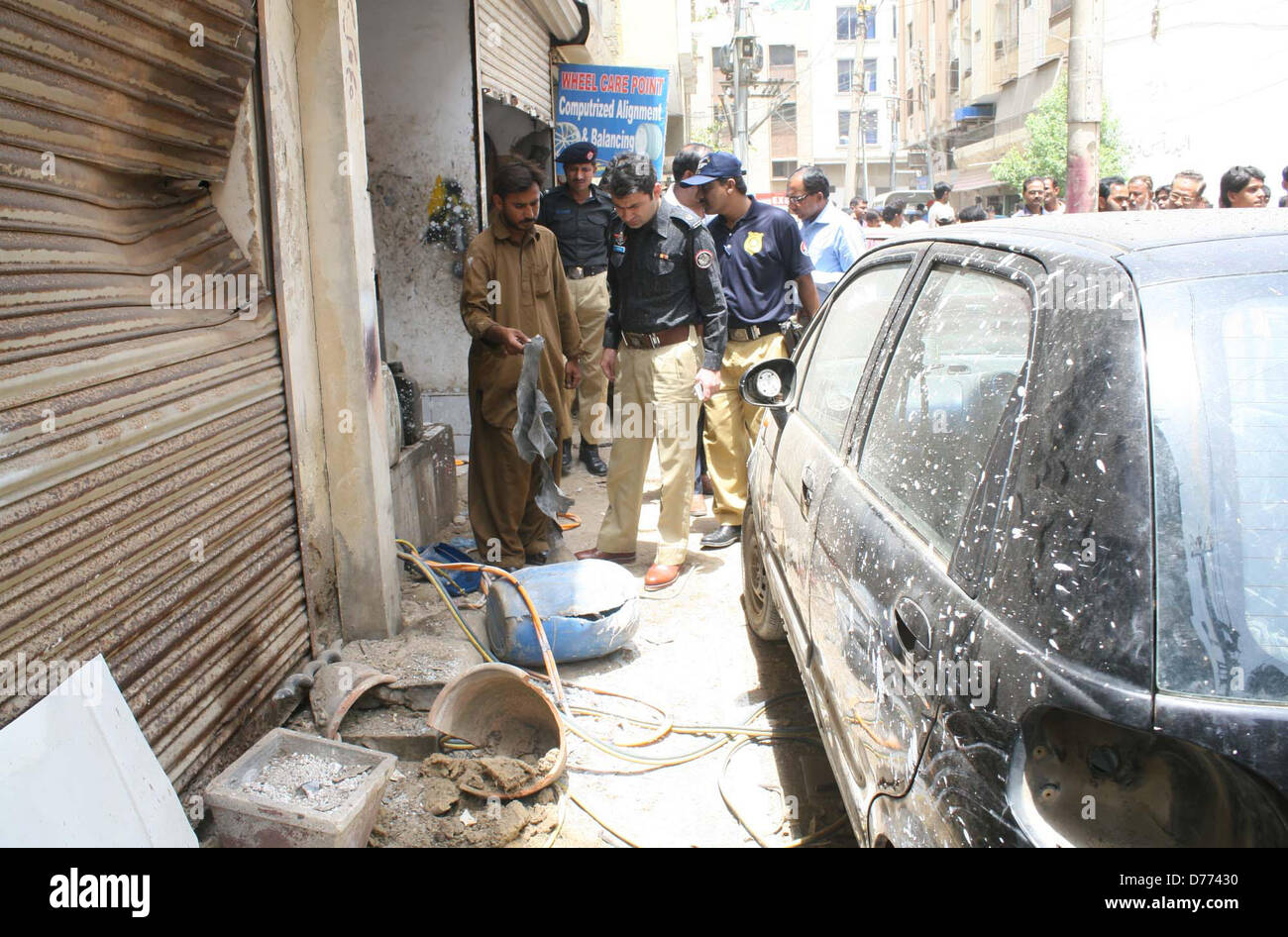 Karachi, Pakistan. 30. April 2013. Menschen versammeln sich außen Shop nach Gas-Zylinder-Explosion in Phase 4 Verteidigungsbereich in Karachi auf Dienstag, 30. April 2013. Bildnachweis: Asianet-Pakistan / Alamy Live News Stockfoto