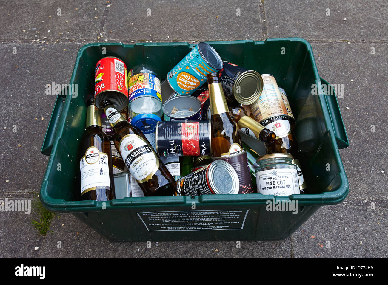 Recyclingbehälter voller Blechdosen und Glas-Flaschen Stockfoto