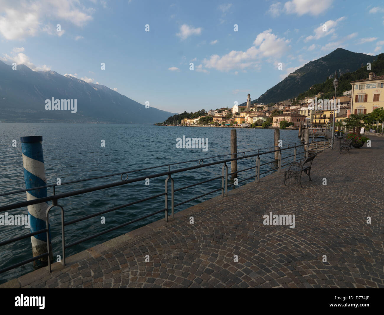 Limone Sul Garda, Italien, mit Blick auf die Altstadt und die Berge des Monte Baldo Stockfoto