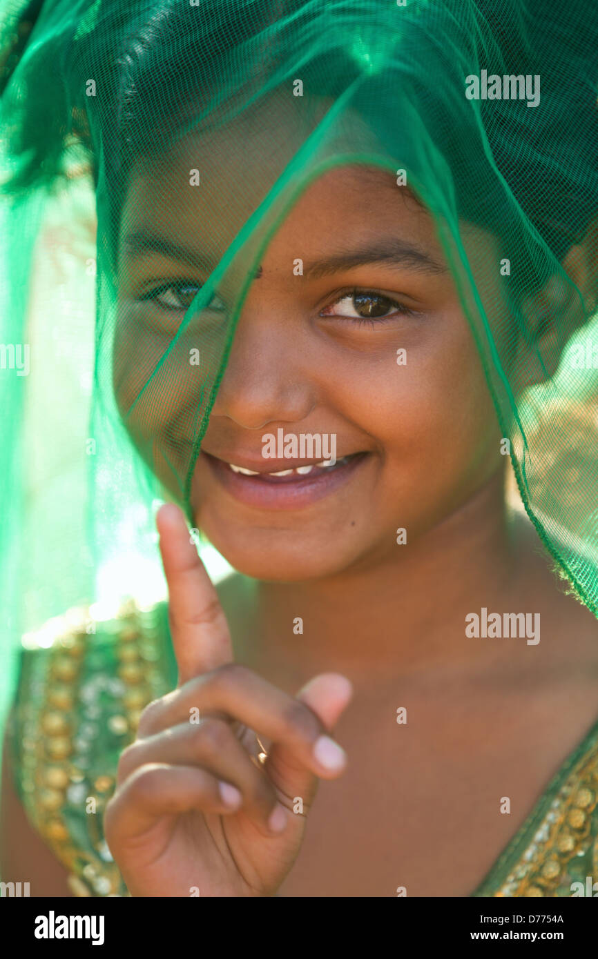 Inderin Shalini spielen mit einem Schleier sagen "Nein, Nein!" Andhra Pradesh in Südindien Stockfoto