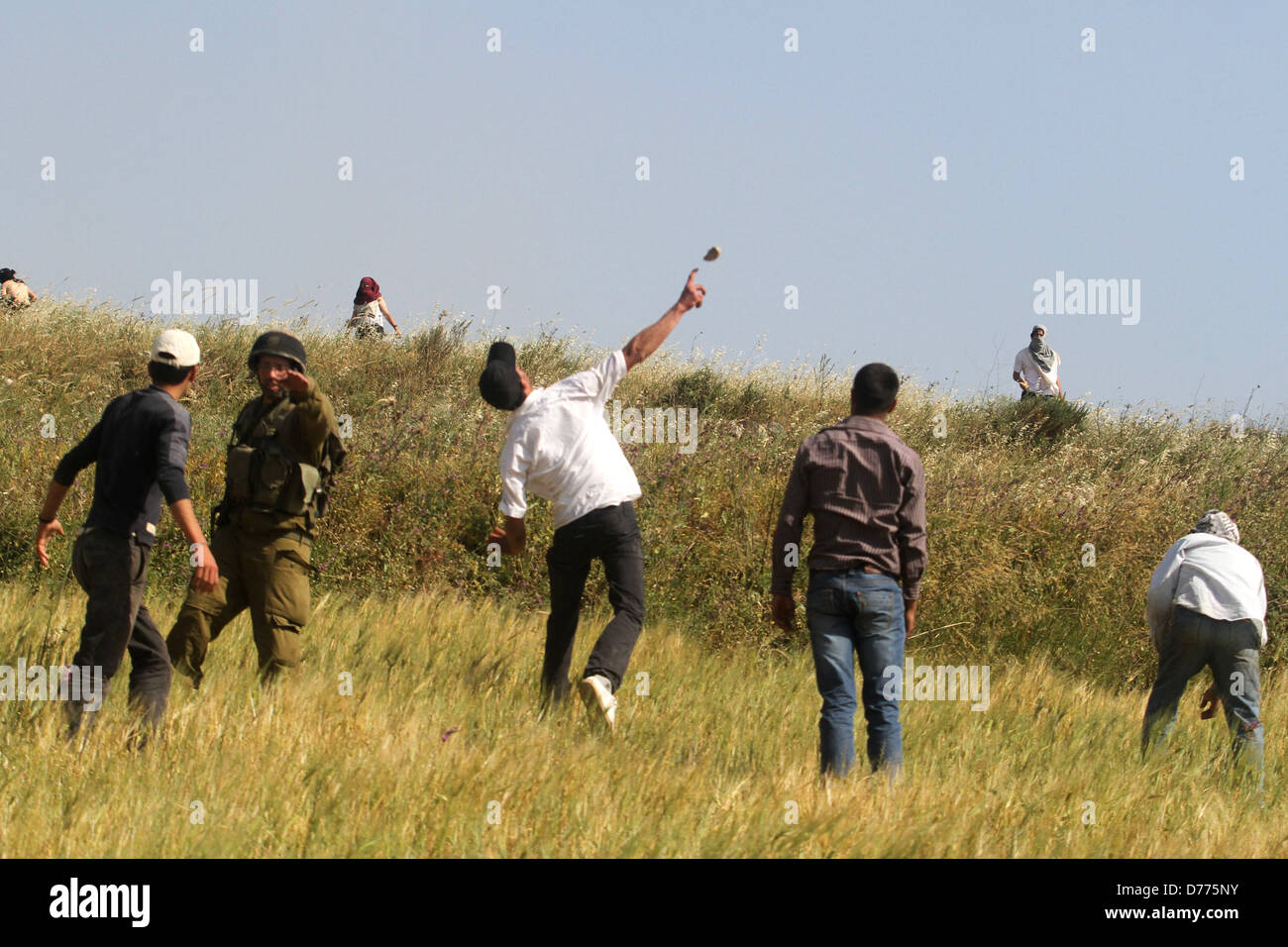 30. April 2013 - Nablus, West Bank, Palästina - Palästinenser und jüdische Siedler kollidieren nachdem israelische Siedler Dörfer in der West Bank Stadt von Aseera al-Qabliya, in der Nähe von Nablus, Dienstag, 30. April 2013 angegriffen. Im Westjordanland ein palästinensischer Mann tödlich eine israelische warten an einer Bushaltestelle erstochen und feuerte auf Polizei, bevor er von Sicherheitskräften festgenommen wurde, sagten Beamte. Das israelische Militär sagte, dass nach der stechenden Siedler begannen Ausschreitungen, hurling Felsen auf palästinensische Fahrzeuge und Einstellung Feuer zu nahe gelegenen Felder (Credit-Bild: © Issam Rimawi/APA Images/ZUMAPRESS.com) Stockfoto