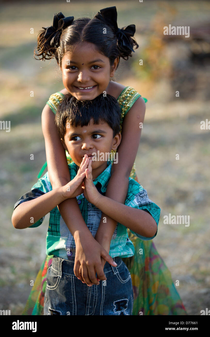 Indische Mädchen und jungen zusammen spielen Andhra Pradesh in Indien Stockfoto