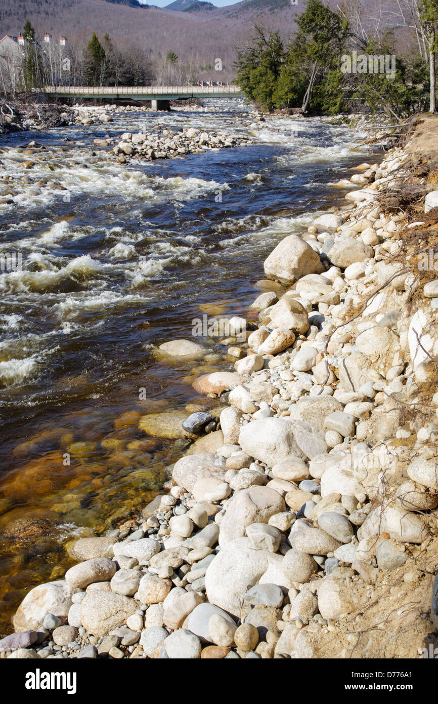 Flussufer-Erosion in Lincoln, New Hampshire, USA Stockfoto