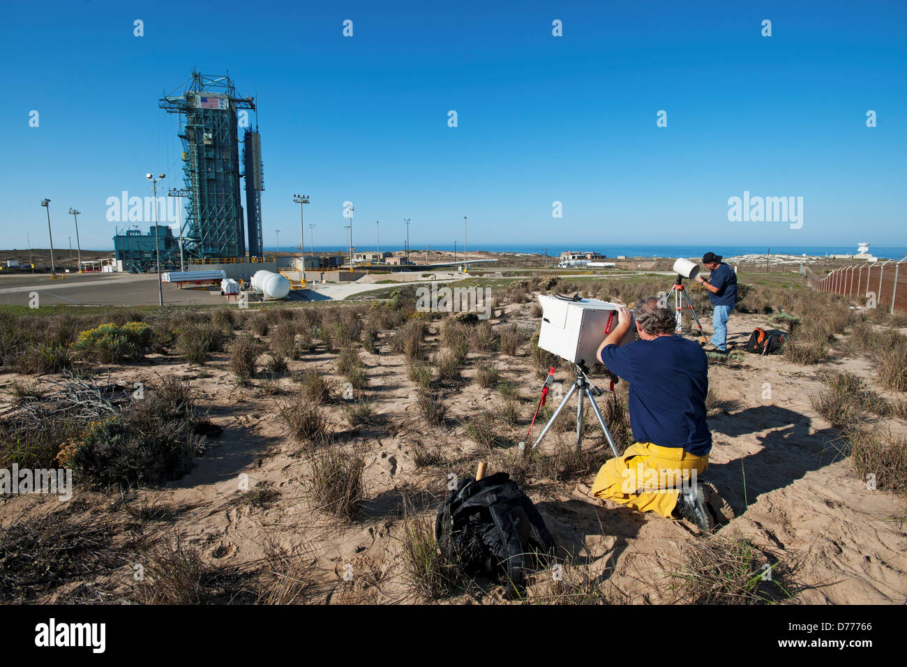 Fotografen bereiten Sie Remote-Kameras bei Space Launch Complex 2-West Stockfoto