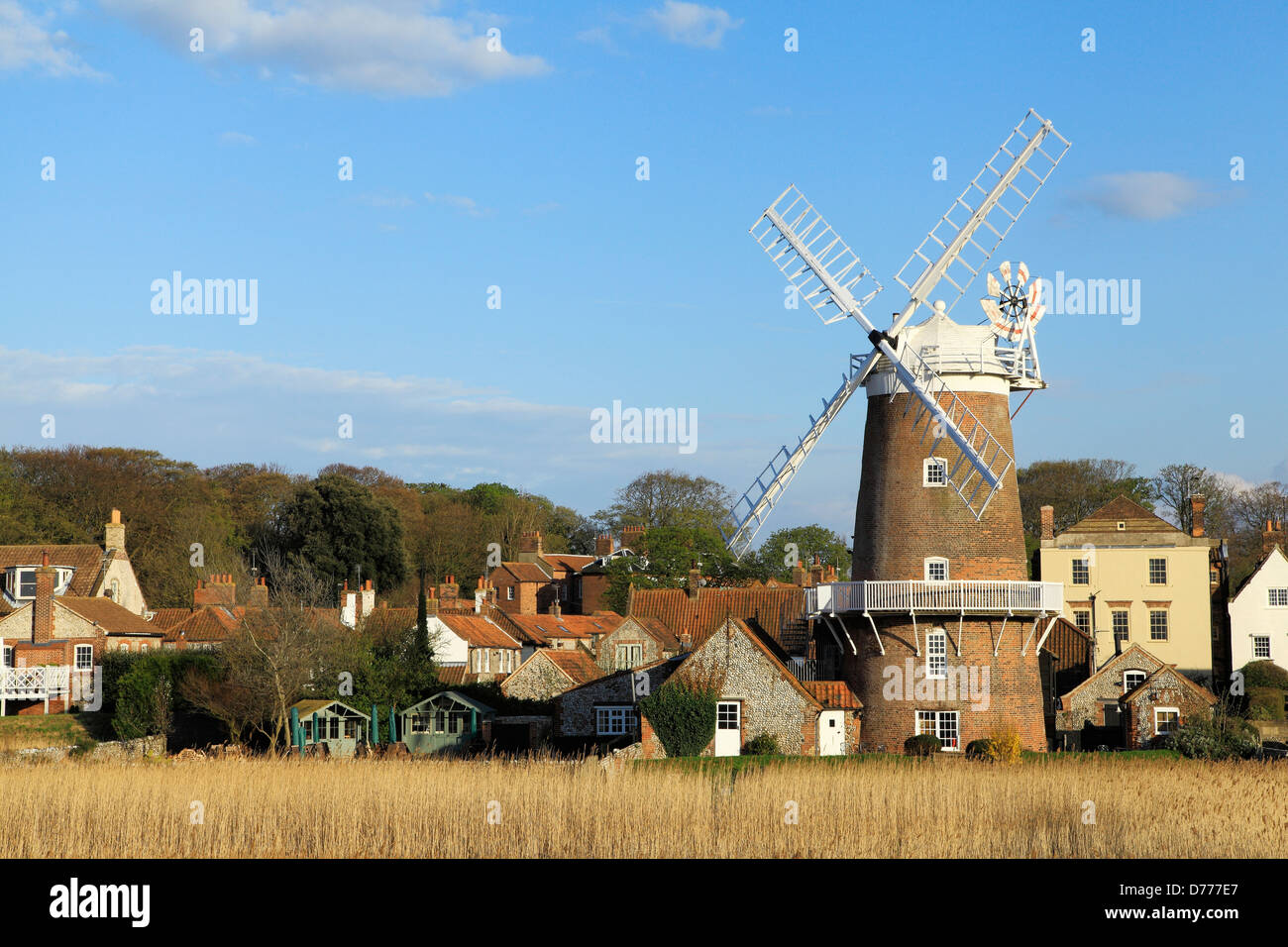 Cley nächsten Sea, Norfolk. Windmühle, Sümpfe und Dorf, England UK Stockfoto