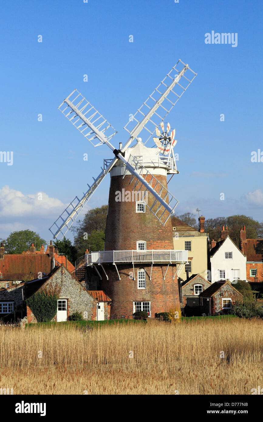 Cley nächsten Sea, Norfolk. Windmühle, Sümpfe und Dorf, England UK Stockfoto
