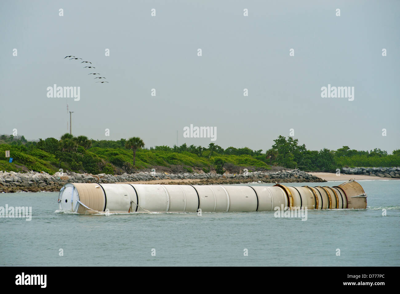 STS-135 Solid Rocket Booster abgeschleppt nach PortCanaveral Stockfoto