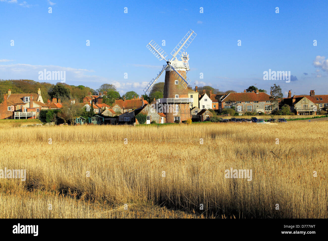 Cley nächsten Sea, Norfolk. Windmühle, Sümpfe und Dorf, England UK Stockfoto