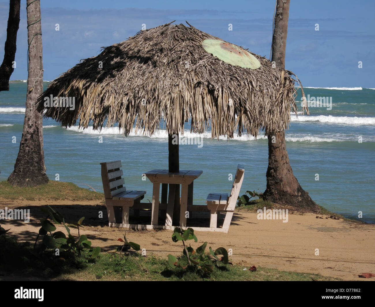 Las Terrenas, Dominikanische Republik, Tisch und Sonnenschirm Stockfoto