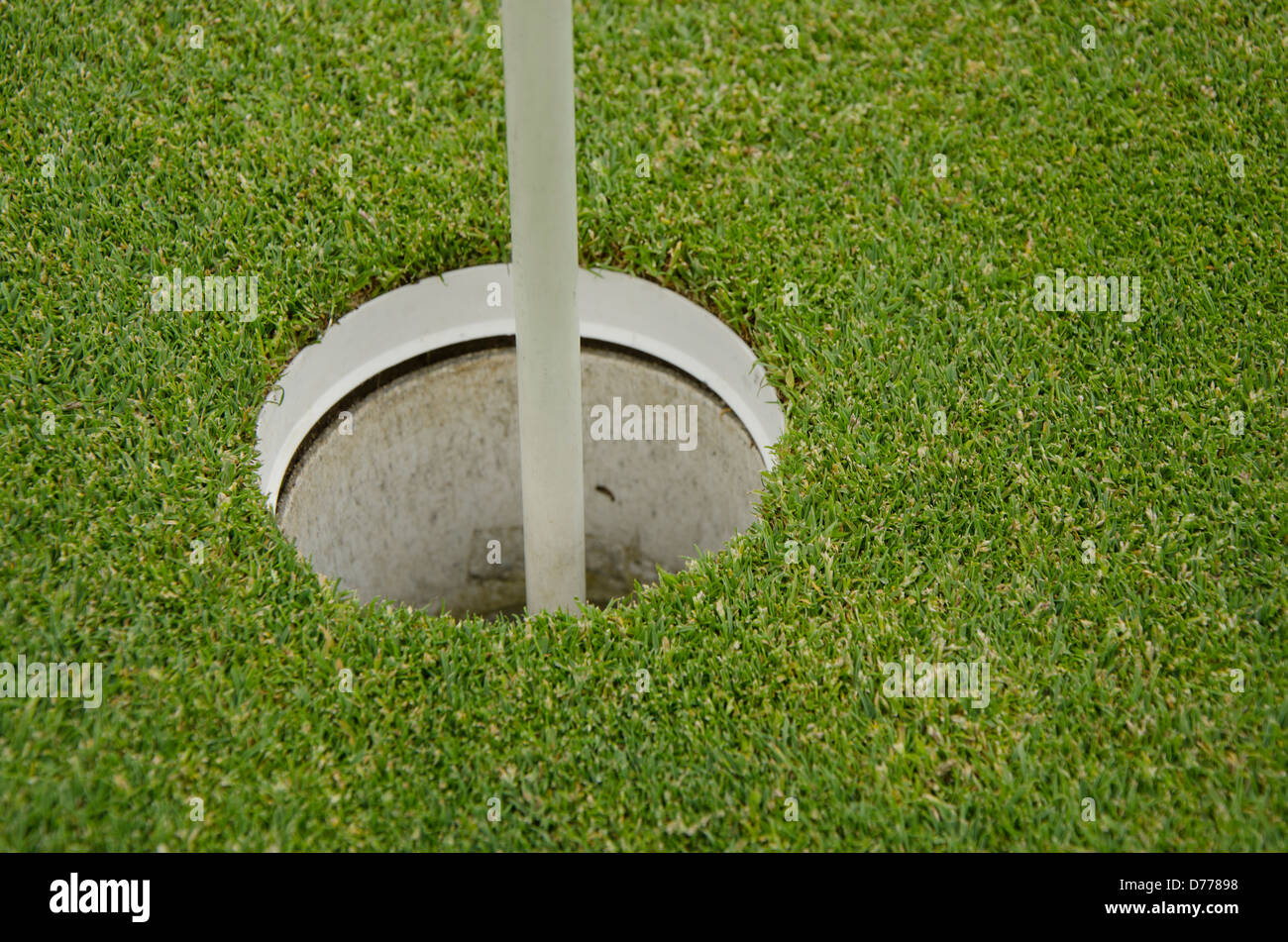 Loch mit Fahne auf einem Golfplatz Stockfoto