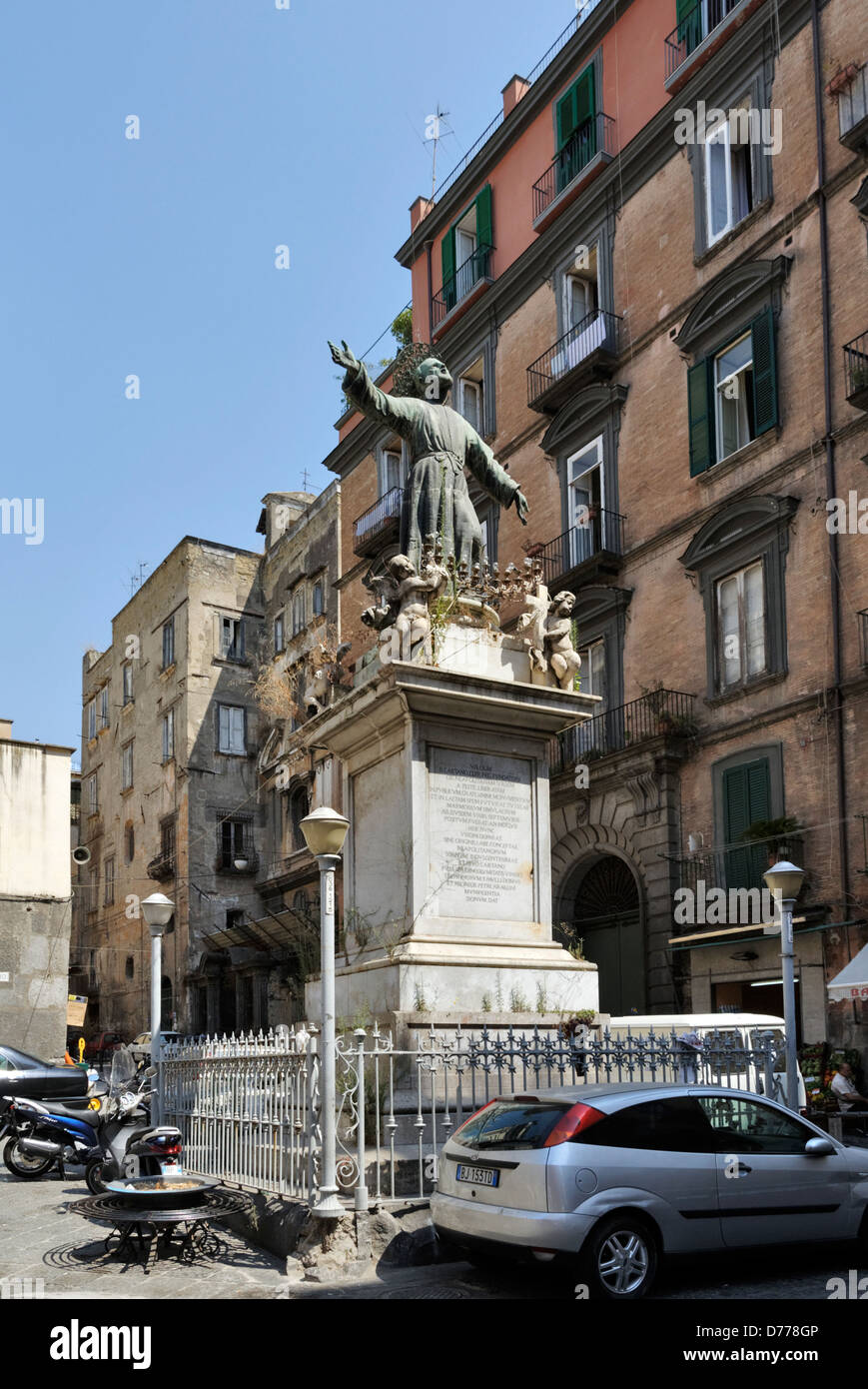 Neapel. Campania. Italien. Blick auf die Statue der Heiligen Gaetano oder Cajetan auf der Piazza San Gaetano in Neapel. Die sai Stockfoto